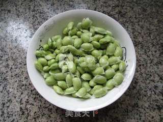 毛豆炒鲜虾 的做法步骤：2