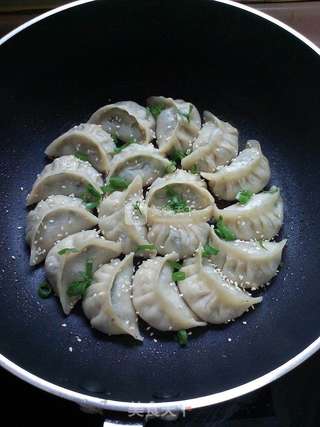 烫面荠菜煎饺的做法步骤:16