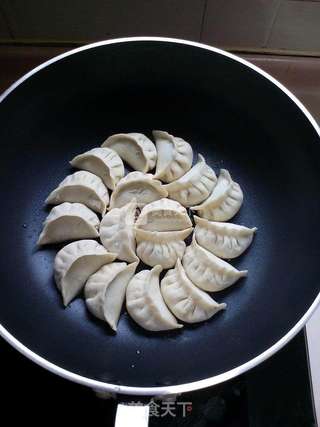 烫面荠菜煎饺的做法步骤:12