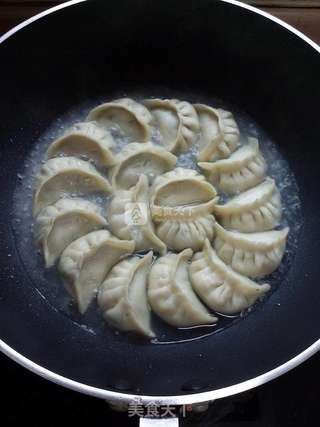 烫面荠菜煎饺的做法步骤:14