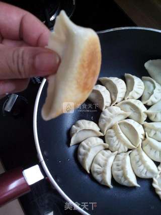 烫面荠菜煎饺的做法步骤:13