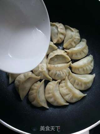 烫面荠菜煎饺的做法步骤:15