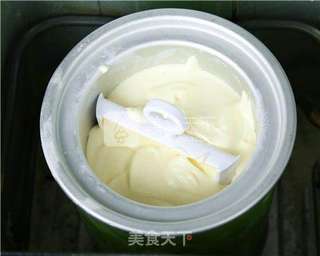 香草酸奶油樱桃冰淇淋的做法步骤:7