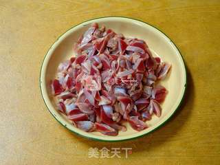 鸡胗滚冬瓜汤的做法步骤:2