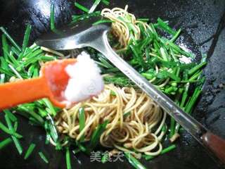 肉末韭菜炒面 的做法步骤：7