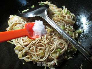 肉末圆白菜炒面 的做法步骤：7