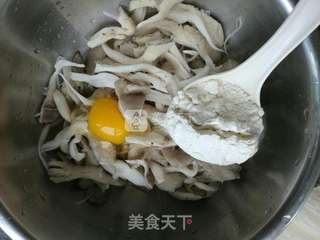 椒盐蘑菇的做法步骤:2