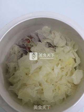 雪耳红枣糖水的做法步骤:2