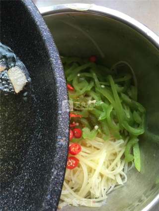 凉拌酸辣土豆丝的做法步骤：8