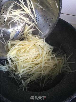 凉拌酸辣土豆丝的做法步骤：2