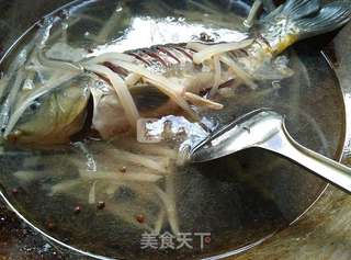 【油泼藿香凉拌鱼】的做法步骤:5