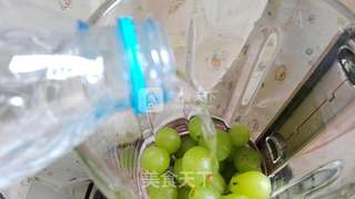 鲜榨蜂蜜葡萄饮的做法步骤:2