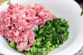 菠菜韭菜饺的做法步骤:2
