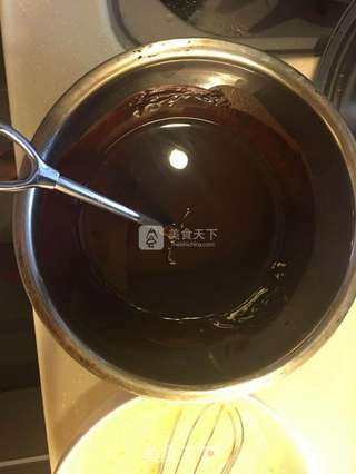 简易巧克力熔岩蛋糕的做法步骤:2