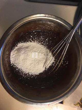 简易巧克力熔岩蛋糕的做法步骤:4