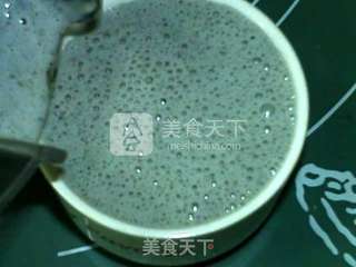黑芝麻香蕉奶饮的做法步骤:5