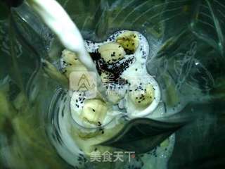 黑芝麻香蕉奶饮的做法步骤:2