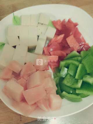 彩椒豆腐鸡丁的做法步骤：2