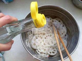 炝拌藕片的做法步骤:5