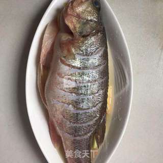 糖醋鲈鱼的做法步骤:2