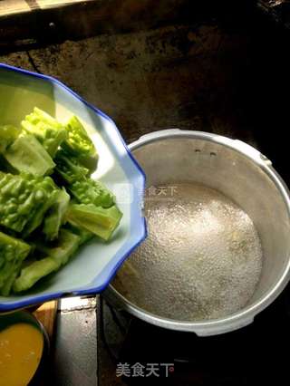苦瓜玉米黑木耳香菇肉片——大乱炖的做法步骤:3