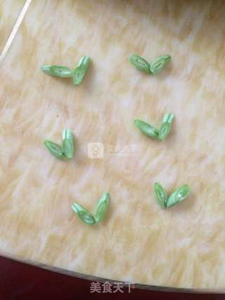 花朵蛋炒饭的做法步骤:2