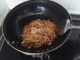  牛肉牛排酱炒意面的做法步骤：11