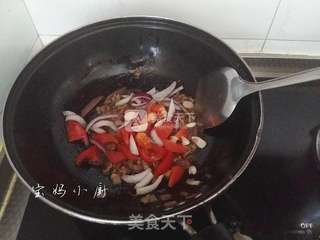 牛肉牛排酱炒意面的做法步骤:7