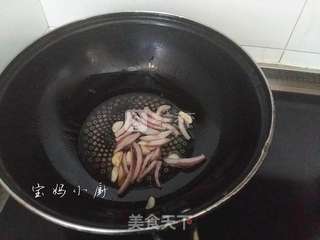  牛肉牛排酱炒意面的做法步骤：4
