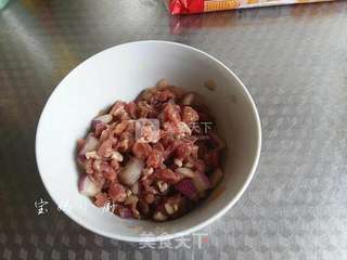  牛肉牛排酱炒意面的做法步骤：3