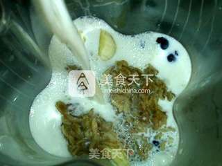 蓝莓香蕉黑麦奶饮的做法步骤:6