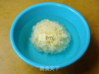 银耳冬瓜糖水的做法步骤:2
