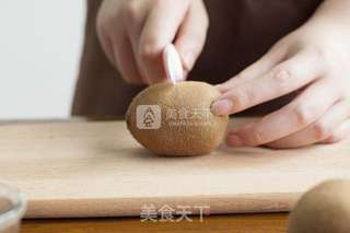 猕猴桃蓝莓奶昔的做法步骤:2