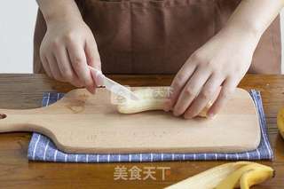 香蕉奥利奥奶昔的做法步骤:2