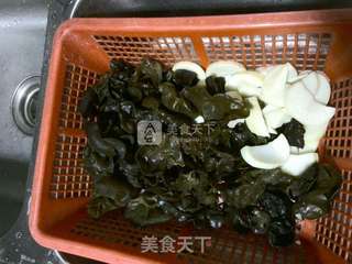 凉拌鸡腿菇木耳的做法步骤：1
