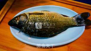 家常烧鲫鱼的做法步骤：1