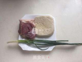 豆腐饼焖肉的做法步骤：1