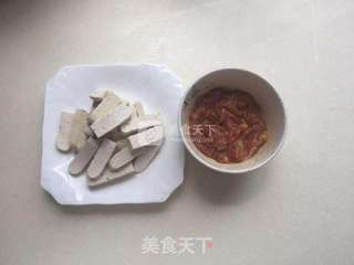 豆腐饼焖肉的做法步骤：2