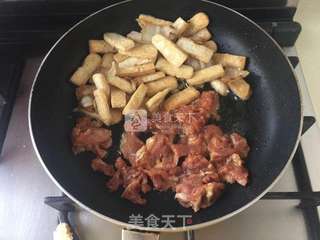 豆腐饼焖肉的做法步骤:4