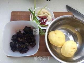 木耳炝拌土豆片的做法步骤:2