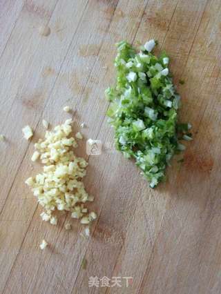 芹菜猪肉馅元宝柳叶水饺的做法步骤:4