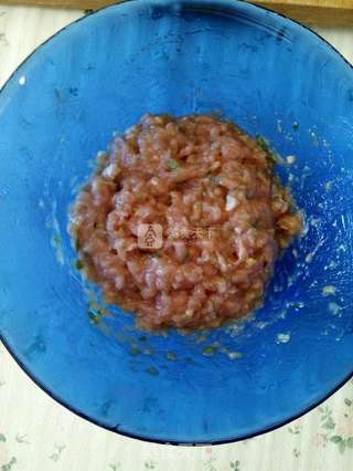芹菜猪肉馅元宝柳叶水饺的做法步骤:5