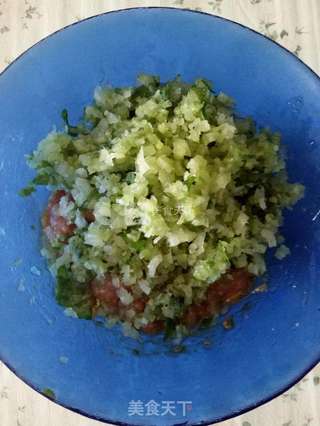 芹菜猪肉馅元宝柳叶水饺的做法步骤:6