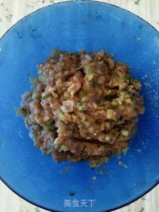 芹菜猪肉馅元宝柳叶水饺的做法步骤:7