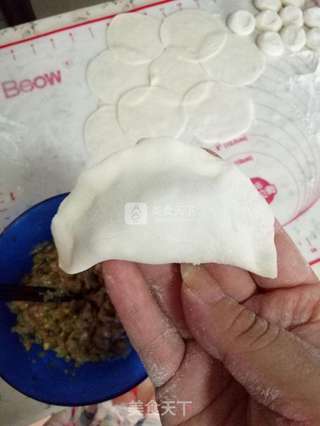 芹菜猪肉馅元宝柳叶水饺的做法步骤:10