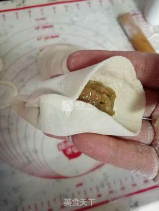 芹菜猪肉馅元宝柳叶水饺的做法步骤:12