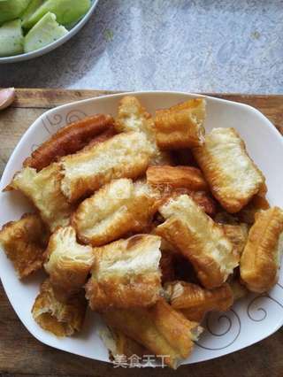 丝瓜油条的做法步骤:3