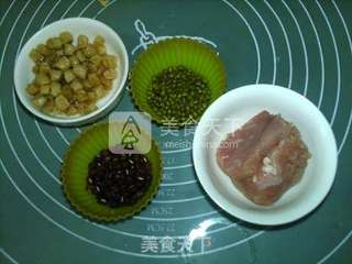 红绿豆瑶柱瘦肉汤的做法步骤：1