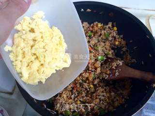 香菇土豆什锦蛋炒饭的做法步骤:18