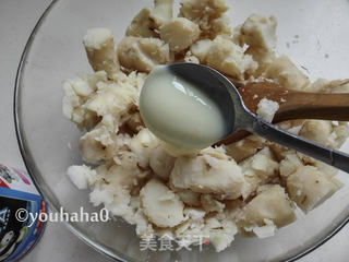 蓝莓山药茶巾绞的做法步骤:3